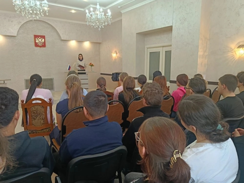 В рамках Года единства народов России будущие медики посетили отдел ЗАГС в Петровск-Забайкальске